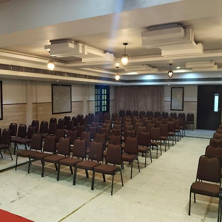 Hotel Mayas Tiruchirappalli Bagian luar foto