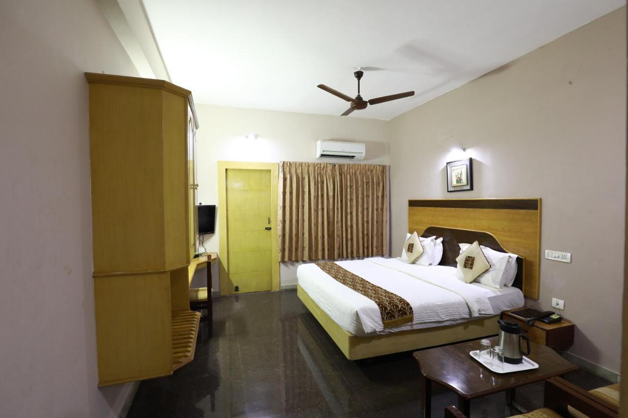 Hotel Mayas Tiruchirappalli Bagian luar foto