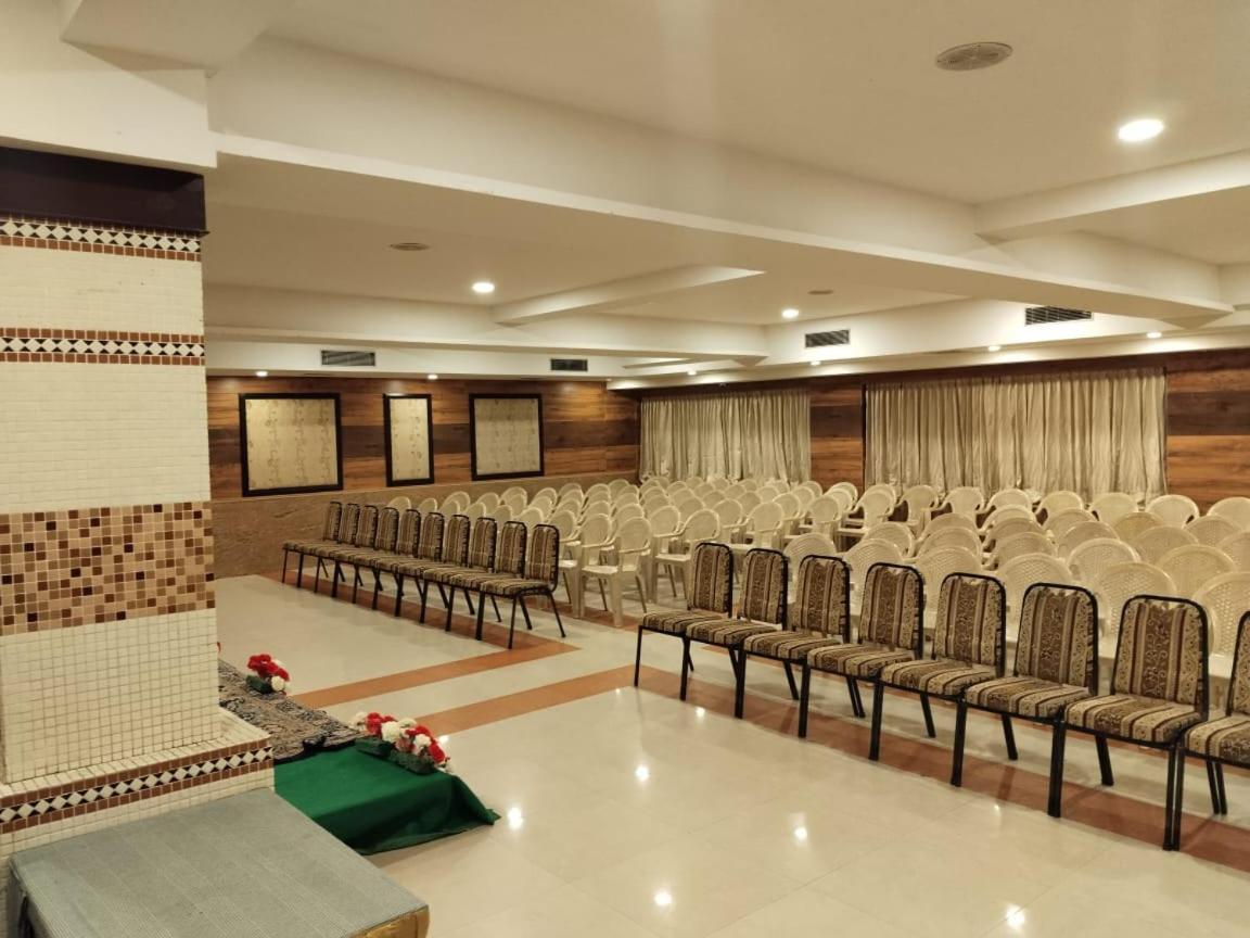 Hotel Mayas Tiruchirappalli Bagian luar foto