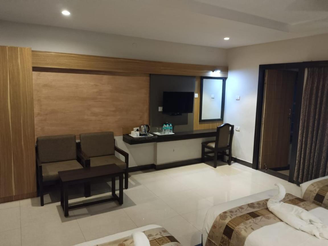 Hotel Mayas Tiruchirappalli Bagian luar foto