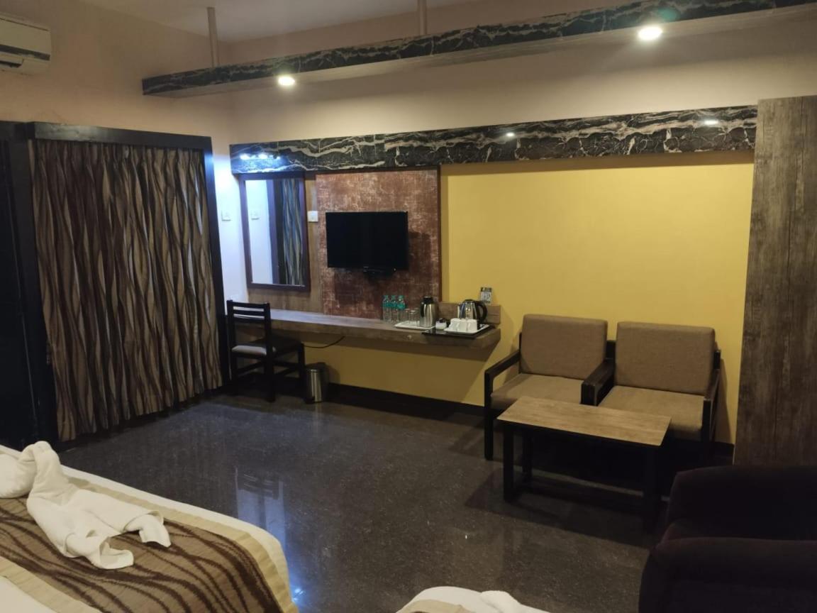 Hotel Mayas Tiruchirappalli Bagian luar foto