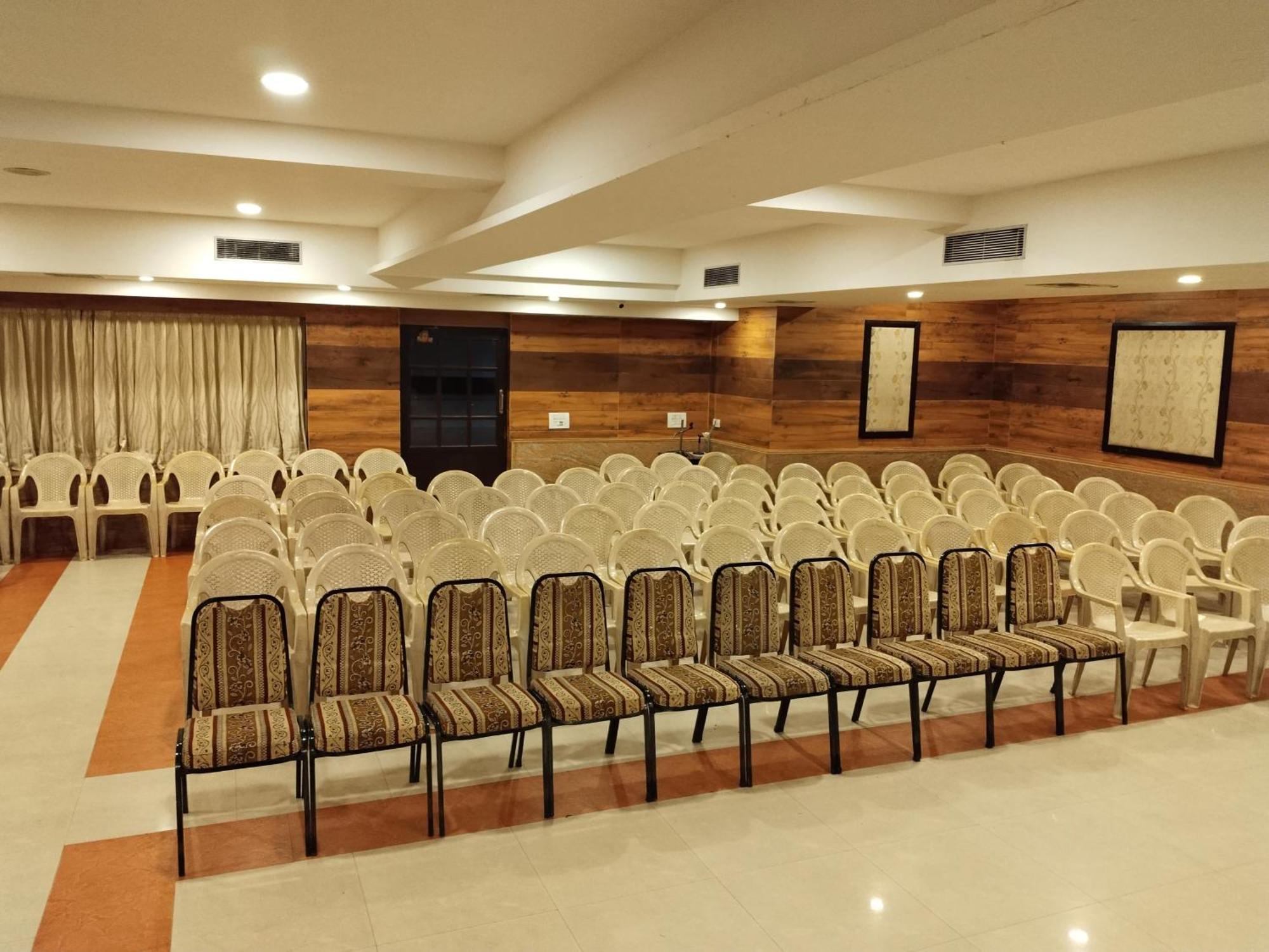 Hotel Mayas Tiruchirappalli Bagian luar foto