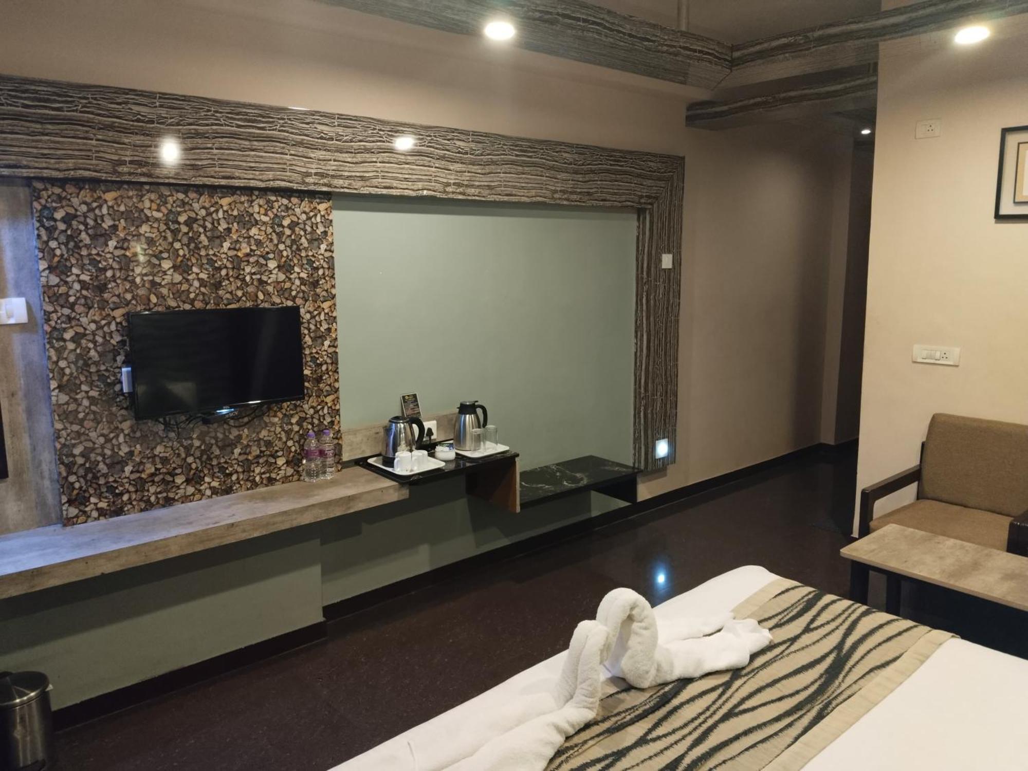 Hotel Mayas Tiruchirappalli Bagian luar foto