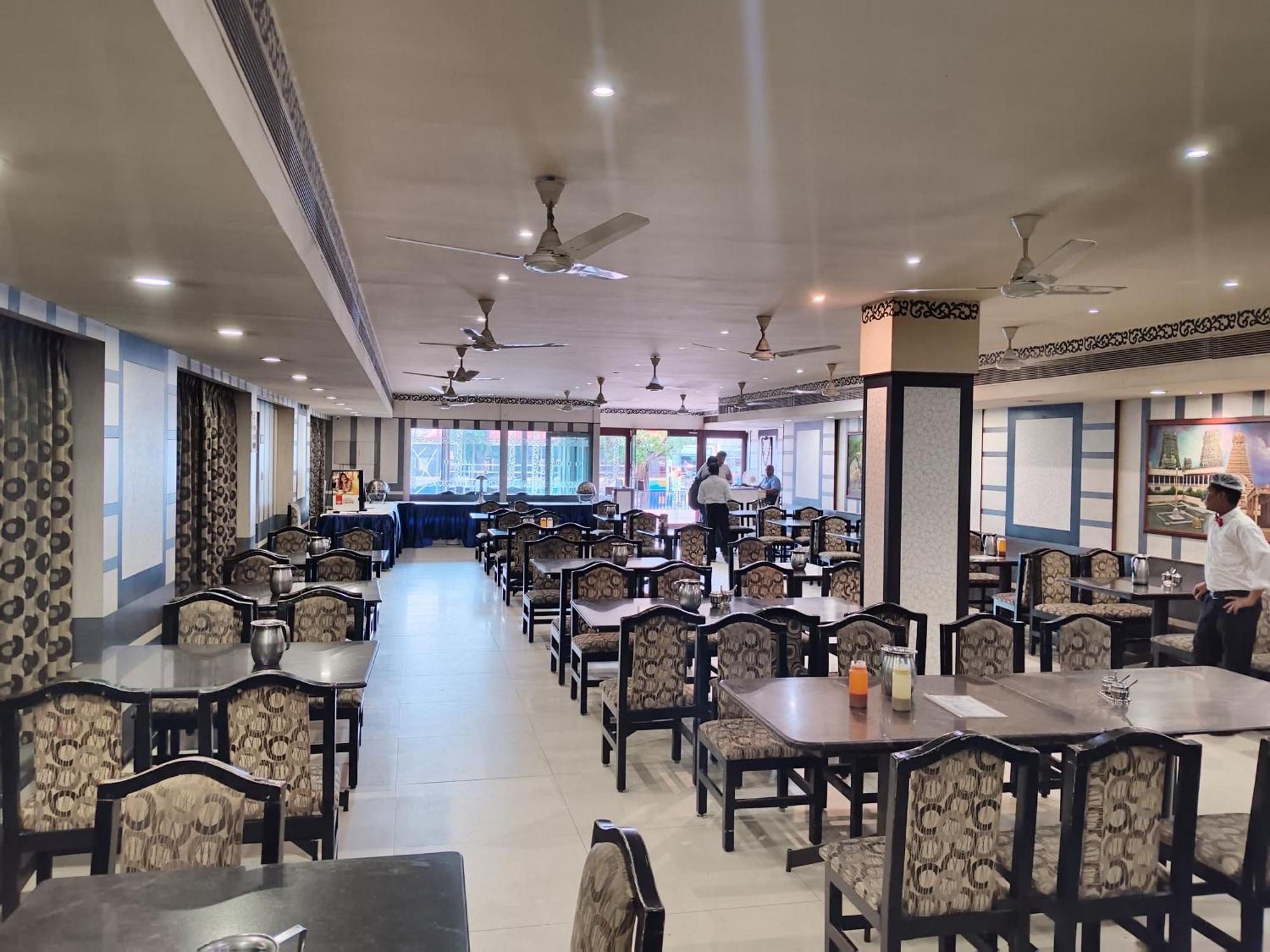 Hotel Mayas Tiruchirappalli Bagian luar foto