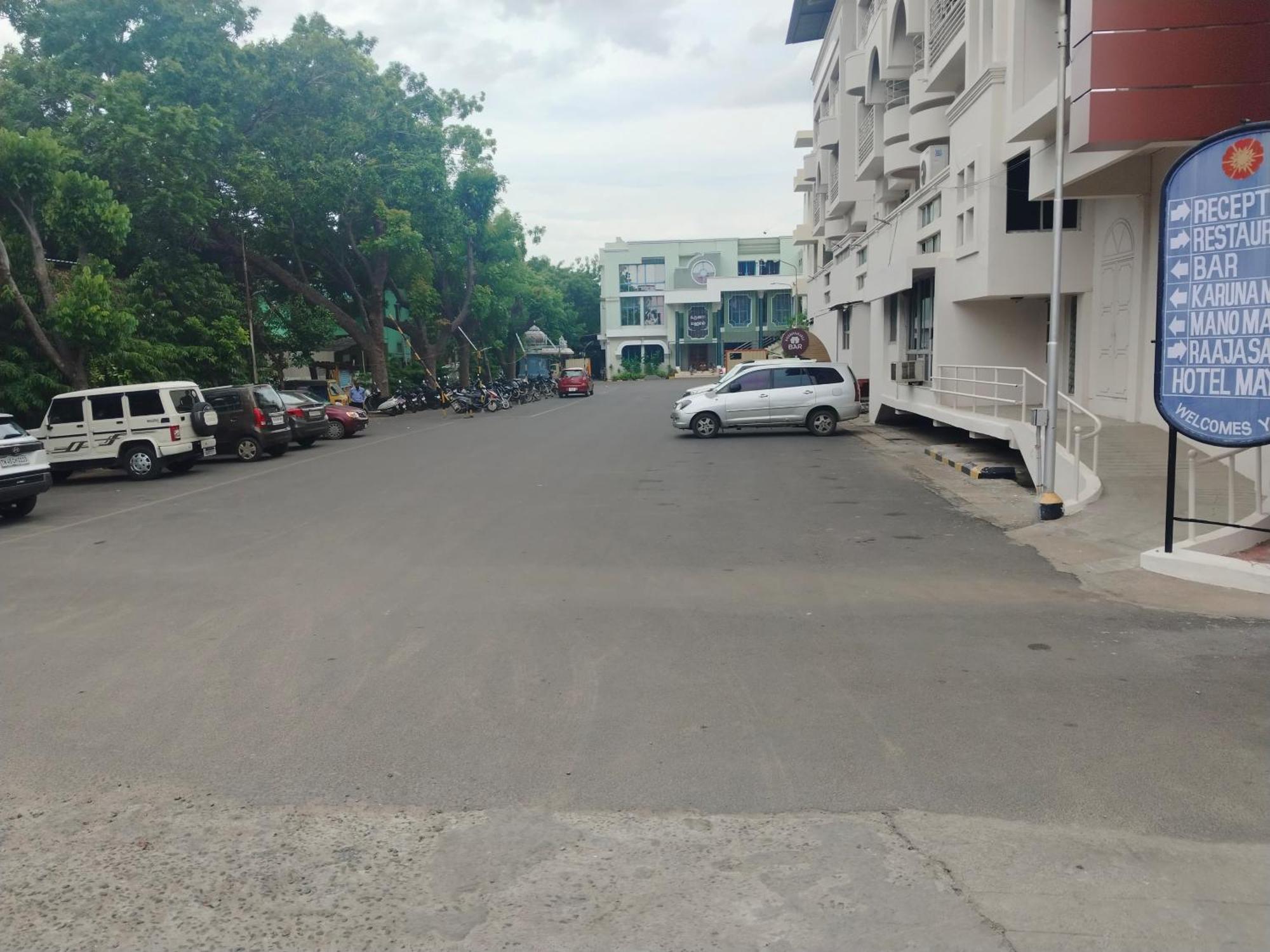 Hotel Mayas Tiruchirappalli Bagian luar foto
