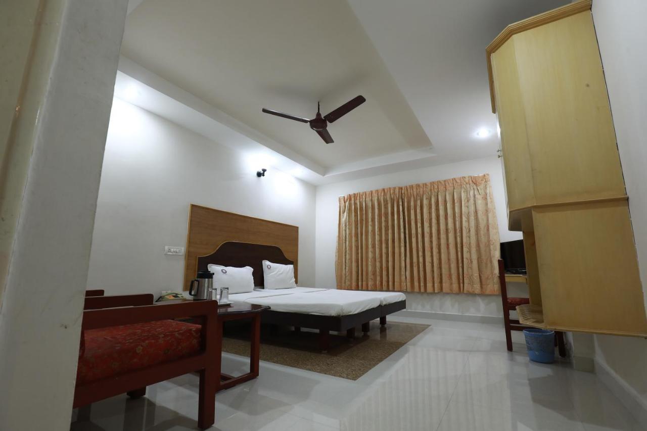 Hotel Mayas Tiruchirappalli Bagian luar foto
